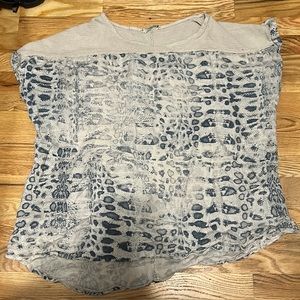 Light animal print short sleeve top